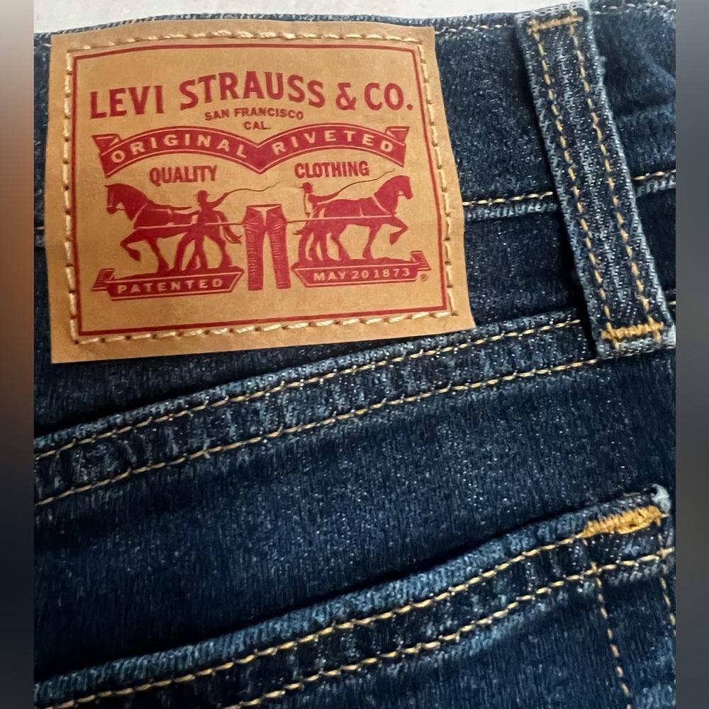 Levi's High-Rise shorts in a dark wash stretch denim with a raw hem Size 14 - Picture 4 of 4